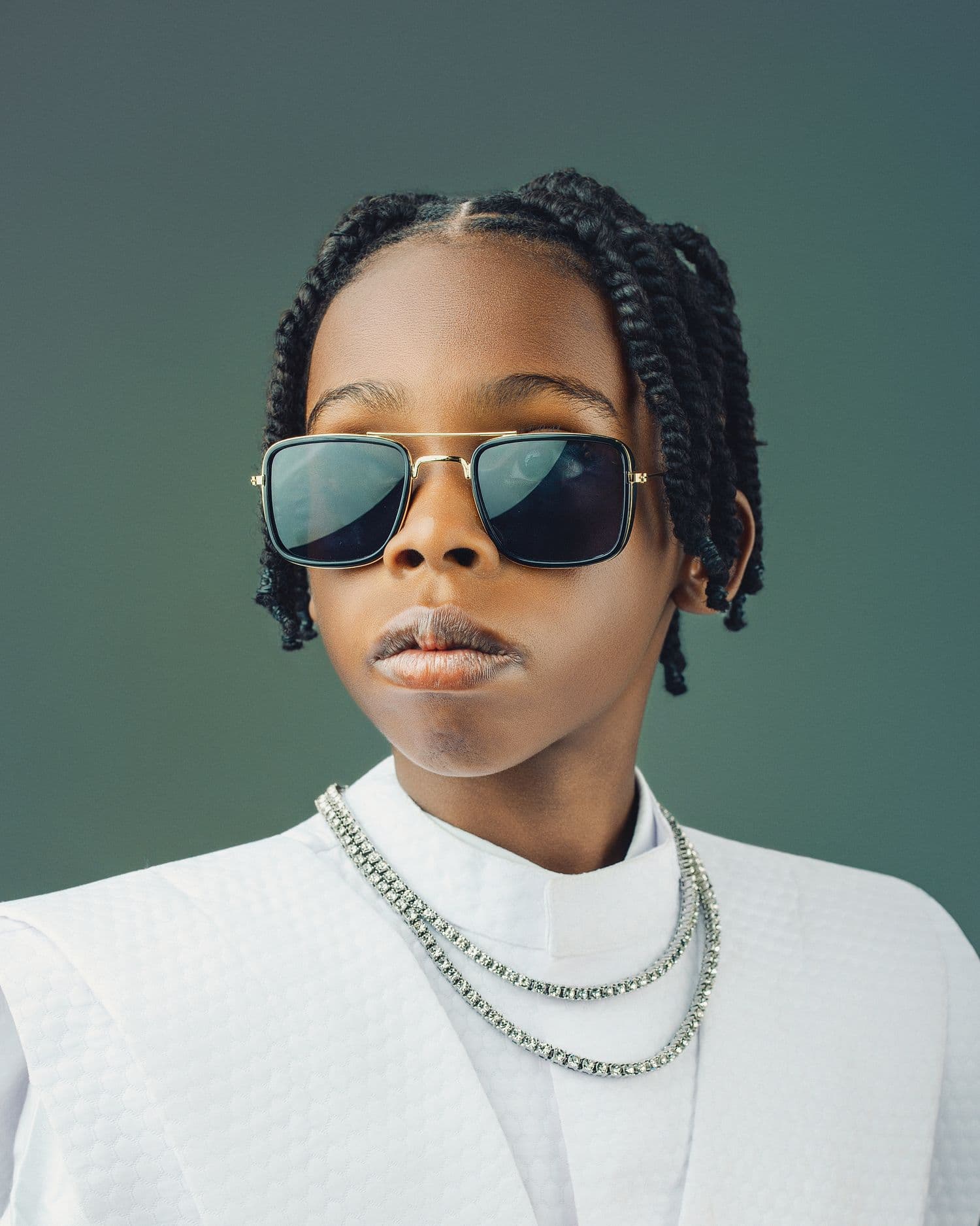 Beauty – woman center image 5